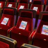 Rote Samt-Sitze auf denen die Flyer für der Eröffnung der Leipziger Buchmesse 2025 liegen Rote Samt-Sitze auf denen die Flyer für der Eröffnung der Leipziger Buchmesse 2025 liegen