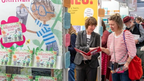 Zwei Frauen unterhalten sich über ein Kinderbuch auf der Leipziger Buchmesse 2025 Zwei Frauen unterhalten sich über ein Kinderbuch auf der Leipziger Buchmesse 2025