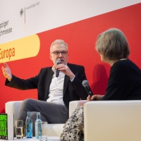 Alhierd Bacharevič, Träger des Buchpreises zur Europäischen Verständigung 2025, im Gespräch mit seiner Laudatorin, der Literaturkritikerin, Autorin und Lektorin Sieglinde Geisel Alhierd Bacharevič, Träger des Buchpreises zur Europäischen Verständigung 2025, im Gespräch mit seiner Laudatorin, der Literaturkritikerin, Autorin und Lektorin Sieglinde Geisel