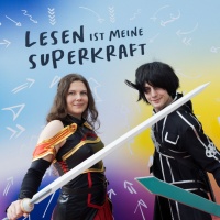 Zwei Personen in Anime-Kleidung stehen vor einer bunten Leinwand mit den Farben der Buchmesse 2025 Zwei Personen in Anime-Kleidung stehen vor einer bunten Leinwand mit den Farben der Buchmesse 2025