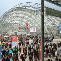 Außenansicht der Glashalle der Leipziger Messe mit vielen Besucher:innen während der Leipziger Buchmesse 2025 Außenansicht der Glashalle der Leipziger Messe mit vielen Besucher:innen während der Leipziger Buchmesse 2025