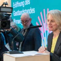 Astrid Böhmisch, Direktorin der Leipziger Buchmesse, bei der Eröffnung des Gastlandstandes Norwegen. Astrid Böhmisch, Direktorin der Leipziger Buchmesse, bei der Eröffnung des Gastlandstandes Norwegen.