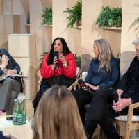 Bühnengespräch zwischen Maja Lunde, Karl Ove Knausgård, Lubna Jaffery (Ministerin für Kultur und Gleichstellung des Königreiches Norwegen) und Thomas Böhm am Messestand des Gastlandes 2025 Norwegen mit vielen Zuhörer:innen auf der Leipziger Buchmesse 2025 Bühnengespräch zwischen Maja Lunde, Karl Ove Knausgård, Lubna Jaffery (Ministerin für Kultur und Gleichstellung des Königreiches Norwegen) und Thomas Böhm am Messestand des Gastlandes 2025 Norwegen mit vielen Zuhörer:innen auf der Leipziger Buchmesse 2025