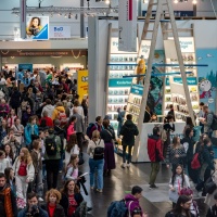 Impression von der Leipziger Buchmesse 2025 mit vielen Besucher:innen Impression von der Leipziger Buchmesse 2025 mit vielen Besucher:innen