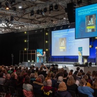 Die Nominierungen für den Deutschen Jugendliteraturpreis 2025 werden am 27. März um 14.00 Uhr auf der Leipziger Buchmesse bekannt gegeben. Die Nominierungen für den Deutschen Jugendliteraturpreis 2025 werden am 27. März um 14.00 Uhr auf der Leipziger Buchmesse bekannt gegeben.