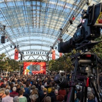 Impression der Bühne und des Publikums während der Preisverleihung der Leipziger Buchmesse 2025 Impression der Bühne und des Publikums während der Preisverleihung der Leipziger Buchmesse 2025
