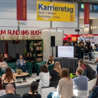 Bühnengespräch mit 3 Personen zum Thema "Studium rund ums Buch" auf der Buchmesse 2025 Bühnengespräch mit 3 Personen zum Thema "Studium rund ums Buch" auf der Buchmesse 2025
