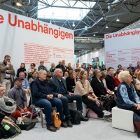 Viele Besucher:innen hören gespannt zu auf der Buchmesse 2025 Viele Besucher:innen hören gespannt zu auf der Buchmesse 2025