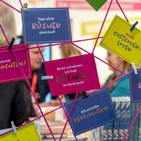 Verschiedene bunte Postkarten von der Leipziger Buchmesse 2025 Verschiedene bunte Postkarten von der Leipziger Buchmesse 2025