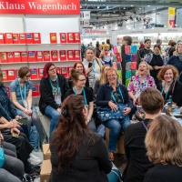 Gesprächsrunde mit vielen Besucherinnen auf der Buchmesse 2025 Gesprächsrunde mit vielen Besucherinnen auf der Buchmesse 2025