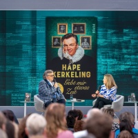 Hape Kerkeling im Gespräch über sein neues Buch "Gebt mir etwas Zeit. Meine Chronik der Ereignisse", auf der ARD, ZDF, 3sat Literaturbühne in der Glashalle Hape Kerkeling im Gespräch über sein neues Buch "Gebt mir etwas Zeit. Meine Chronik der Ereignisse", auf der ARD, ZDF, 3sat Literaturbühne in der Glashalle