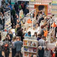 Impression von der Ausstellungsfläche der Leipziger Buchmesse 2025 mit Messeständen und vielen Besucher:innen Impression von der Ausstellungsfläche der Leipziger Buchmesse 2025 mit Messeständen und vielen Besucher:innen