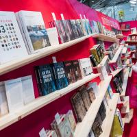 Buchregal von einem Messestand. Buchregal von einem Messestand.