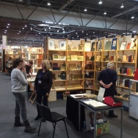 Leipziger Antiquariatsmesse: Besucherinnen unterhalten sich vor gefüllten Bücherregalen Leipziger Antiquariatsmesse: Besucherinnen unterhalten sich vor gefüllten Bücherregalen