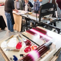 Messestand im Markplatz Druckgrafikmit Druckutensilien im Vordergrund auf der Leipziger Buchmesse 2019 Messestand im Markplatz Druckgrafikmit Druckutensilien im Vordergrund auf der Leipziger Buchmesse 2019