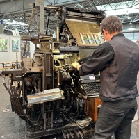 Alte Druckmaschine im Buch- und Druckkunstbereich auf der Leipziger Buchmesse 2023 Alte Druckmaschine im Buch- und Druckkunstbereich auf der Leipziger Buchmesse 2023