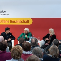 5 Personen, u.a. die Politikerin Claudia Roth, sitzen bei einer Diskussionsrunde auf einer Bühne vor Publikum im Forum Offene Gesellschaft auf der Leipziger Buchmesse 2023. 5 Personen, u.a. die Politikerin Claudia Roth, sitzen bei einer Diskussionsrunde auf einer Bühne vor Publikum im Forum Offene Gesellschaft auf der Leipziger Buchmesse 2023.