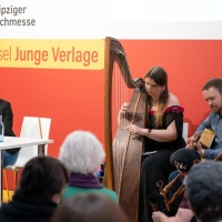 Musikalischer Beitrag mit Harfe und Gitarre im Forum Leseinsel Junge Verlage auf der Leipziger Buchmesse 2023 Musikalischer Beitrag mit Harfe und Gitarre im Forum Leseinsel Junge Verlage auf der Leipziger Buchmesse 2023