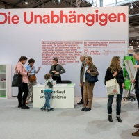 Forum Die Unabhängigen mit mehreren Besucher:innen auf der Leipziger Buchmesse 2023 Forum Die Unabhängigen mit mehreren Besucher:innen auf der Leipziger Buchmesse 2023