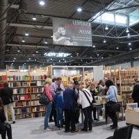 Leipziger Antiquariatsmesse auf der Leipziger Buchmesse 2024 mit Besucherinnen vor Bücherregalen, Quelle: Ursula Saile-Haedicke, Braunschweig
