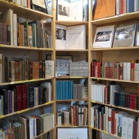 mit Raritäten gefülltes Bücherregal von der Leipziger Antiquariatsmesse auf der Leipziger Buchmesse 2024, Quelle: Ursula Saile-Haedicke, Braunschweig mit Raritäten gefülltes Bücherregal von der Leipziger Antiquariatsmesse auf der Leipziger Buchmesse 2024, Quelle: Ursula Saile-Haedicke, Braunschweig