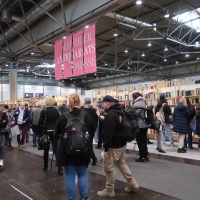 Leipziger Antiquariatsmesse auf der Leipziger Buchmesse 2024 mit Besucherinnen vor Bücherregalen, Quelle: Ursula Saile-Haedicke, Braunschweig Leipziger Antiquariatsmesse auf der Leipziger Buchmesse 2024 mit Besucherinnen vor Bücherregalen, Quelle: Ursula Saile-Haedicke, Braunschweig