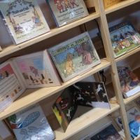 mit Raritäten gefülltes Bücherregal von der Leipziger Antiquariatsmesse auf der Leipziger Buchmesse 2024, Quelle: Ursula Saile-Haedicke, Braunschweig mit Raritäten gefülltes Bücherregal von der Leipziger Antiquariatsmesse auf der Leipziger Buchmesse 2024, Quelle: Ursula Saile-Haedicke, Braunschweig