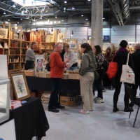 Leipziger Antiquariatsmesse auf der Leipziger Buchmesse 2024 mit Besucherinnen vor Bücherregalen, Quelle: Ursula Saile-Haedicke, Braunschweig Leipziger Antiquariatsmesse auf der Leipziger Buchmesse 2024 mit Besucherinnen vor Bücherregalen, Quelle: Ursula Saile-Haedicke, Braunschweig