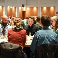 Tischgespräche im vollen Saal der Leipziger Autor:innenrunde 2024