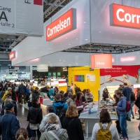 Eine volle Halle mit Besucher:innen auf der Leipziger Buchmesse 2024 und dem großen Cornelsen Messestand im Vordergrund Eine volle Halle mit Besucher:innen auf der Leipziger Buchmesse 2024 und dem großen Cornelsen Messestand im Vordergrund