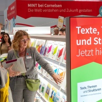 Besucher und Ausstellerin im Gespräch am Cornelsen Messestand auf der Leipziger Buchmesse 2024 Besucher und Ausstellerin im Gespräch am Cornelsen Messestand auf der Leipziger Buchmesse 2024