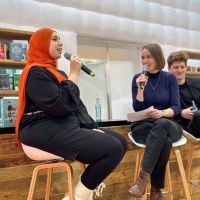 LYX Autorin im Gespräch mit den beiden Moderator:innen in der buchbar während der Leipziger Buchmesse 2024 LYX Autorin im Gespräch mit den beiden Moderator:innen in der buchbar während der Leipziger Buchmesse 2024