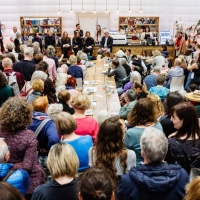 Die buchbar während der Leipziger Buchmesse 2024 mit sehr viel Publikum während einer Lesung Die buchbar während der Leipziger Buchmesse 2024 mit sehr viel Publikum während einer Lesung