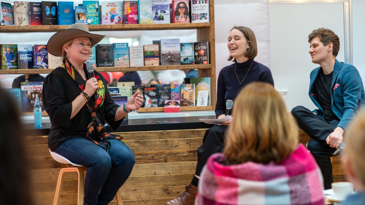 Eine Autorin im Gespräch mit den beiden Moderator:innen in der buchbar während der Leipziger Buchmesse 2024