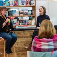 Eine Autorin im Gespräch mit den beiden Moderator:innen in der buchbar während der Leipziger Buchmesse 2024