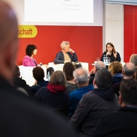 Bühnengespräch mit 3 Teilnehmer:innen auf der Bühne des Forum Offene Gesellschaft vor vollbesetztem Publikum auf der Leipziger Buchmesse 2024 Bühnengespräch mit 3 Teilnehmer:innen auf der Bühne des Forum Offene Gesellschaft vor vollbesetztem Publikum auf der Leipziger Buchmesse 2024
