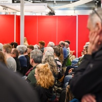 vollbesetztes Publikum im Forum Offene Gesellschaft auf der Leipziger Buchmesse 2024 vollbesetztes Publikum im Forum Offene Gesellschaft auf der Leipziger Buchmesse 2024