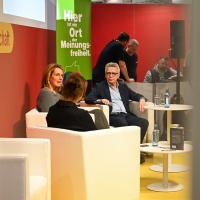 Bühnengespräch im Forum Offene Gesellschaft zum Thema "Wir haben die Wahl!" auf der Leipziger Buchmesse 2024 Bühnengespräch im Forum Offene Gesellschaft zum Thema "Wir haben die Wahl!" auf der Leipziger Buchmesse 2024