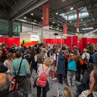 vollbesetztes Publikum im Forum Offene Gesellschaft auf der Leipziger Buchmesse 2024 vollbesetztes Publikum im Forum Offene Gesellschaft auf der Leipziger Buchmesse 2024