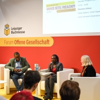 Bühnengespräch im Forum Offene Gesellschaft vor vollbesetztem Publikum zum Thema "Stimmen Afrikas" auf der Leipziger Buchmesse 2024 Bühnengespräch im Forum Offene Gesellschaft vor vollbesetztem Publikum zum Thema "Stimmen Afrikas" auf der Leipziger Buchmesse 2024