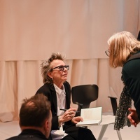 Autorin signiert für eine Leserin ein Buch am Messestand des Gastlandes Niederlande & Flandern auf der Leipziger Buchmesse 2024 Autorin signiert für eine Leserin ein Buch am Messestand des Gastlandes Niederlande & Flandern auf der Leipziger Buchmesse 2024