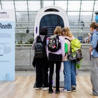 Poem Booth vom Gastland Niederlande & Flandern mit jugendlichen Anwender:innen auf der Leipziger Buchmesse 2024 Poem Booth vom Gastland Niederlande & Flandern mit jugendlichen Anwender:innen auf der Leipziger Buchmesse 2024