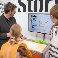 Kinder spielen am Story Scope vom Gastland Niederlande & Flandern auf der Leipziger Buchmesse 2024 Kinder spielen am Story Scope vom Gastland Niederlande & Flandern auf der Leipziger Buchmesse 2024