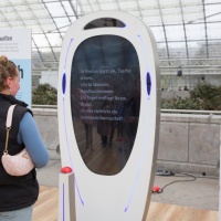 Poem Booth vom Gastland Niederlande & Flandern mit junger Anwenderin auf der Leipziger Buchmesse 2024 Poem Booth vom Gastland Niederlande & Flandern mit junger Anwenderin auf der Leipziger Buchmesse 2024