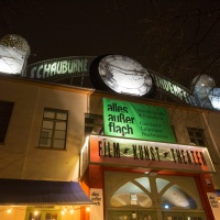 Außenansicht der Schaubühne Lindenfels mit Fokus auf ein großes Gastland-Plakat mit dem Slogan "alles außer flach" während der Leipziger Buchmesse 2024 Außenansicht der Schaubühne Lindenfels mit Fokus auf ein großes Gastland-Plakat mit dem Slogan "alles außer flach" während der Leipziger Buchmesse 2024
