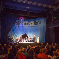 Bühne und gefüllter Zuschauerraum der Schaubühne Lindenfels während des Programms vom Gastland der Leipziger Buchmesse 2024 Bühne und gefüllter Zuschauerraum der Schaubühne Lindenfels während des Programms vom Gastland der Leipziger Buchmesse 2024