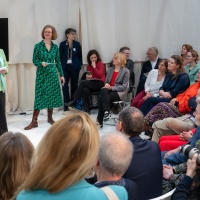 Eröffnung des Messestandes des Gastlandes Niederlande und Flandern mit vielen Zuhörer:innen wie Claudia Roth und Astrid Böhmisch auf der Leipziger Buchmesse 2024 Eröffnung des Messestandes des Gastlandes Niederlande und Flandern mit vielen Zuhörer:innen wie Claudia Roth und Astrid Böhmisch auf der Leipziger Buchmesse 2024