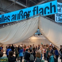 Stand des Gastlandes Niederlande und Flandern mit vielen Besucher:innen auf der Leipziger Buchmesse 2024 Stand des Gastlandes Niederlande und Flandern mit vielen Besucher:innen auf der Leipziger Buchmesse 2024