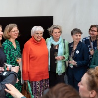 Gruppenfoto bei der Eröffnung des Messestandes des Gastlandes Niederlande & Flandern auf der Leipziger Buchmesse 2024 Gruppenfoto bei der Eröffnung des Messestandes des Gastlandes Niederlande & Flandern auf der Leipziger Buchmesse 2024
