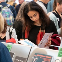 Lesende Besucherin am Messestand des Gastlands auf der Leipziger Buchmesse 2024 Lesende Besucherin am Messestand des Gastlands auf der Leipziger Buchmesse 2024